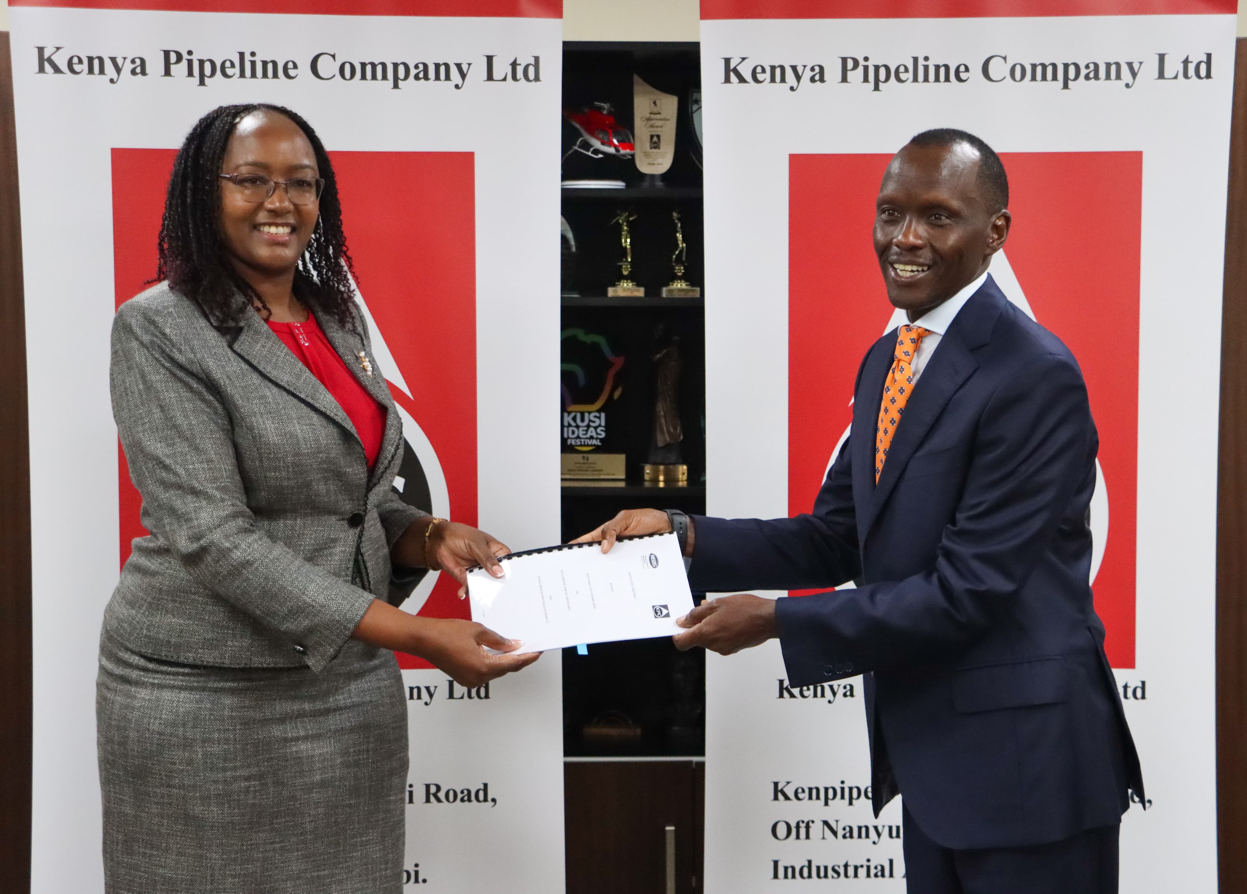 Kenya Pipeline Company (KPC) Managing Director (MD), Joe Sang (Right) and the Kenya Bureau of Standards (KEBS) MD, Esther Ngari, with the signed Service Level Agreement (SLA) at the KPC Headquarters in Nairobi. The agreement will see all petroleum cargoes entering Kenya tested at KPC’s State-of-the-Art, ISO 17025-accredited laboratories.