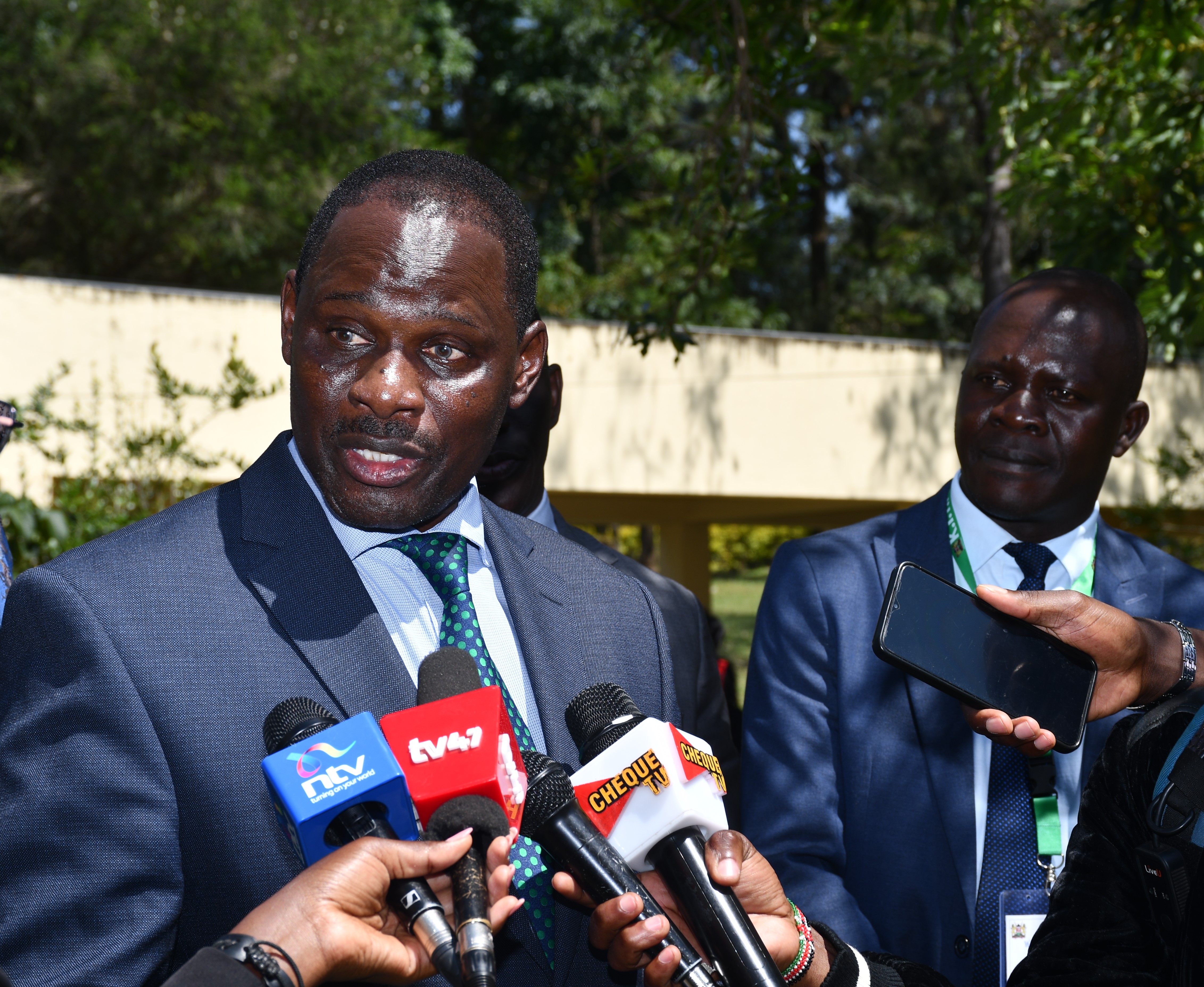 Principal Secretary for Public Investments and Assets Management at the National Treasury Mr Odede Wagunda (Left) briefing the press at the Kenya Industrial Training Institute (KITI) in Nakuru during a week-long sensitization workshop for county officers from Kericho, Baringo, Bomet, Narok, Uasin Gishu, Kisii and Nyeri Counties on IFMIS Asset and Inventory module and e-procurement. Photo/Dennis Rasto)