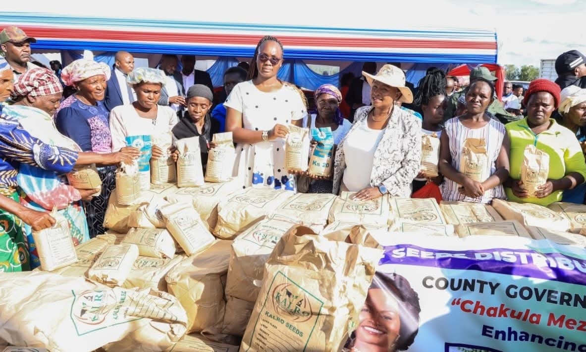 Machakos Governor Wavinya Ndeti issuing certified seeds to farmers at Kathaana in Kangundo West 