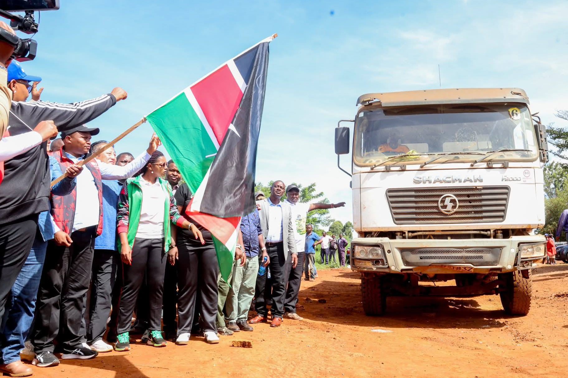 Sports Principal Secretary Elijah Mwangi together with other leaders flagging off the start of the construction of Gakoigo modern stadium at Samar, Maragua constituency. PHOTO: BERNARD MUNYAO