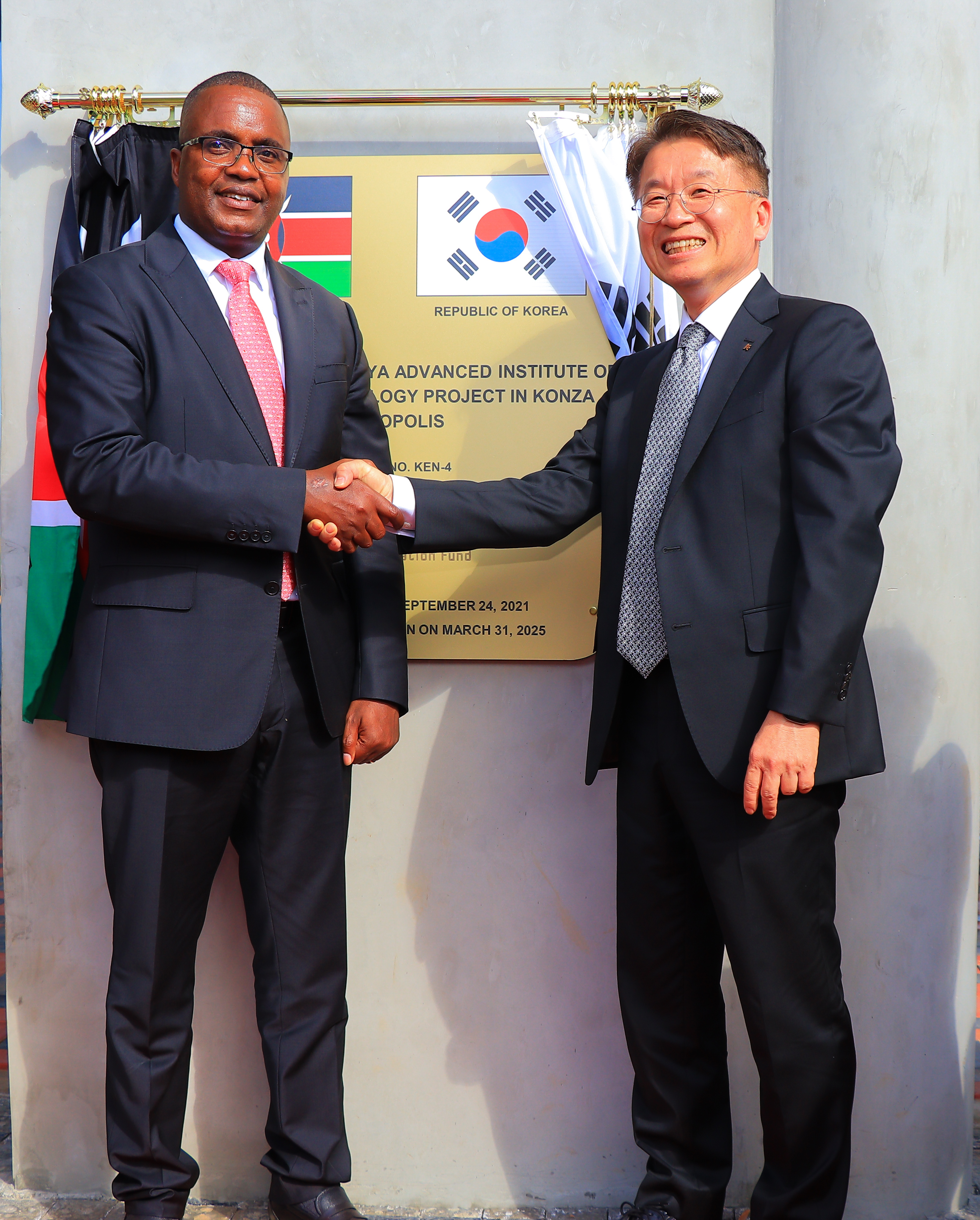 Prof. Emmanuel Mutisya Chair of KAIST council together with Seo Hwang, Vice President Korea Eximbank at Konza Technopolis during the celebration of KAIST University charter award. Photo by Anne Kangero. 