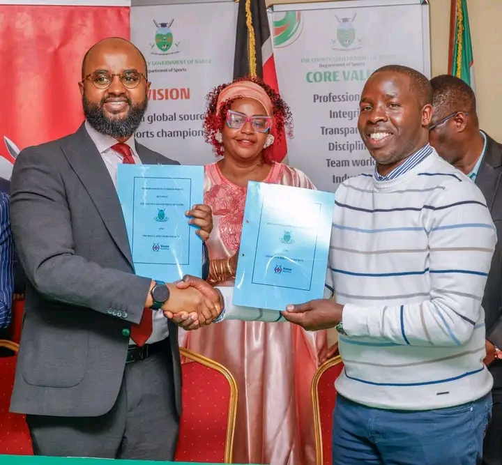 Nandi Governor Stephen Sang and KRCS Director General Dr. Idris Ahmed during the  signing of an MoU at Eliud Kipchoge Complex Stadium hall.
