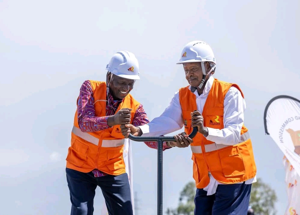 President Dr. William Ruto (left) and his Uganda counterpart General Yoweri Museveni during the launch of the Kisumu-Malaba Standard Gauge Railway at Kibos in Kisumu County. Photo/Chris Mahandara