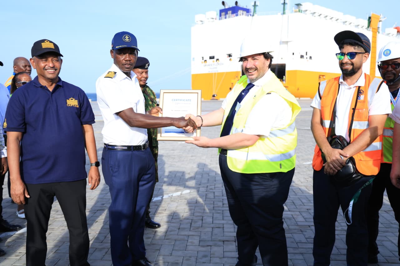 Kenya Ports Authority (KPA) Managing Director Capt. William Ruto (M) presenting a certificate of first call to captain Aiello Salvatore of MV Grand Florida Parlemo