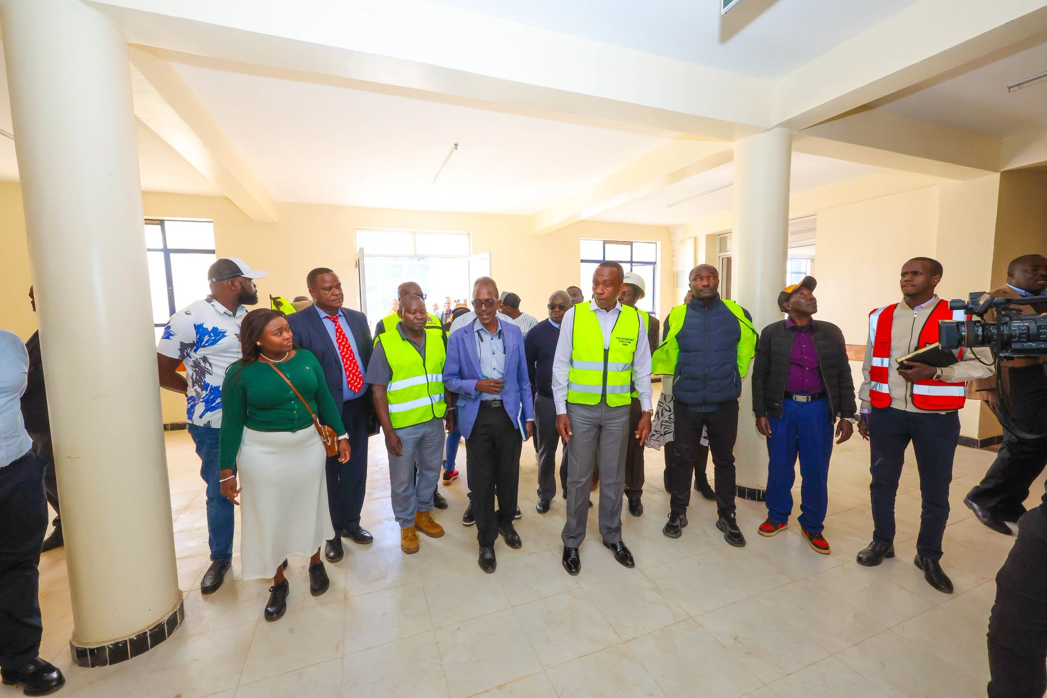 Gov Kimani Wamatangi addresses the residents during the inspection of Bibirioni Level Four Hospital in Bibirioni Ward, Limuru Sub-County