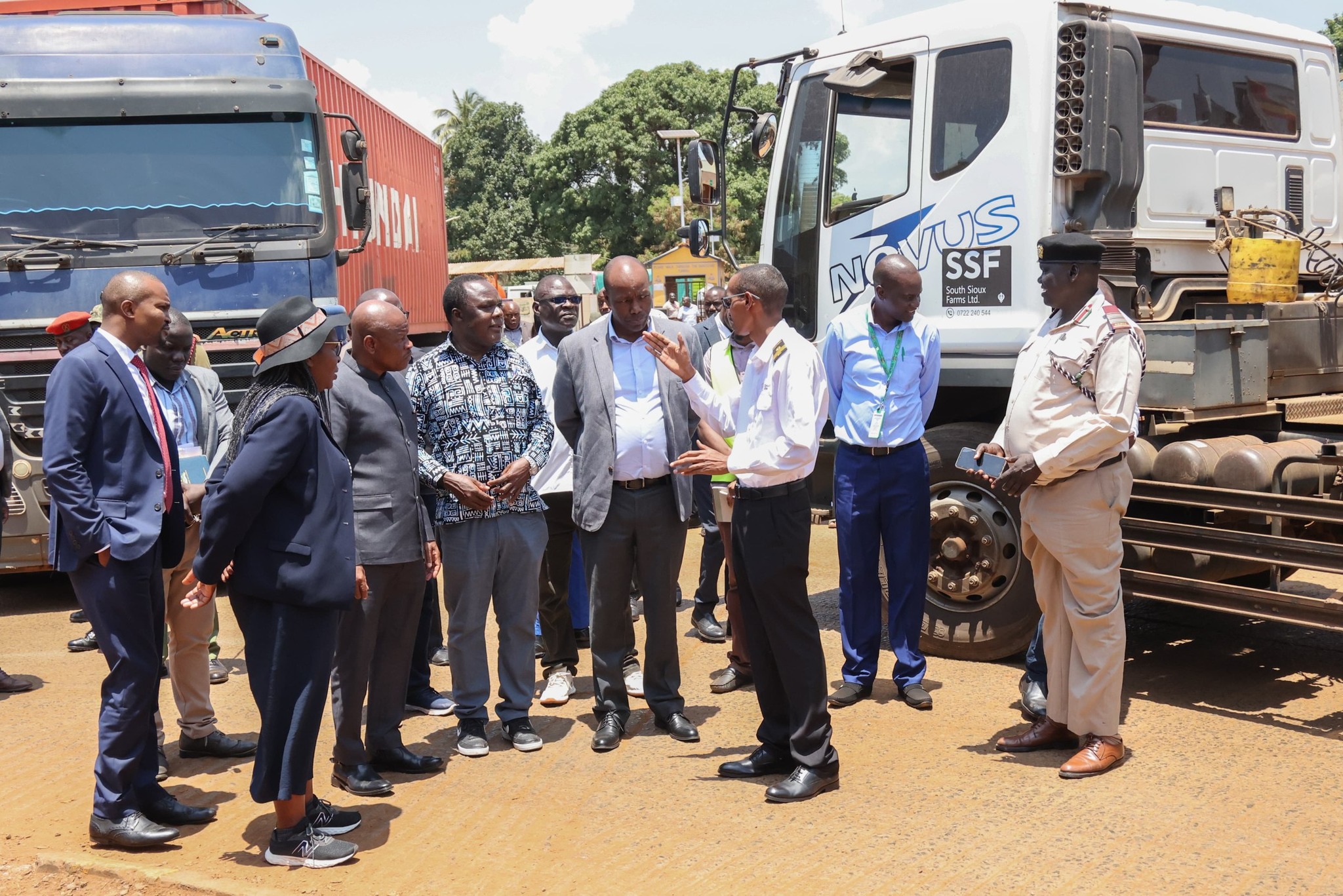 Trade Ministers Lee Kinyanjui (Kenya) and his Ugandan counterpart, Gen. Wilson Mbasu inspecting the operations at Malaba and Busia OSBPs.