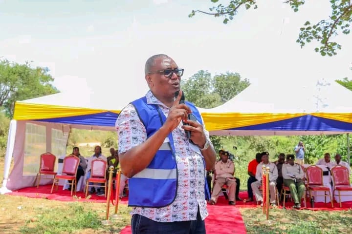Energy and Petroleum Cabinet Secretary Opiyo Wandayi and Member of Parliament for Kitui Rural Constituency David Mwalika with staff of Kenya Power Company