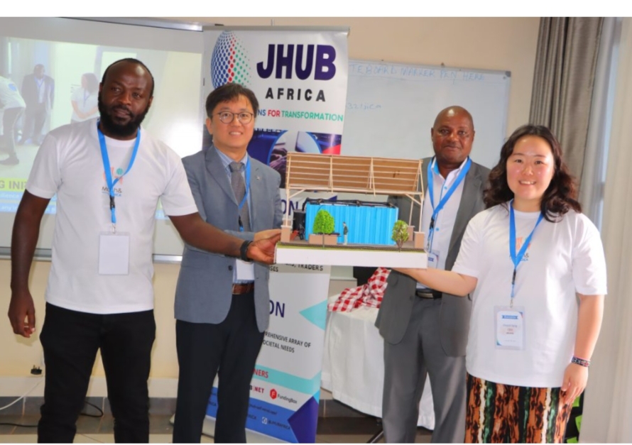 CEO of Mush & Co Jihyun Jung and founder of Jhub Lawrence Nderu exchanging gifts.