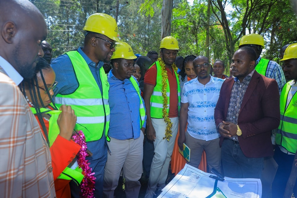 Migori Governor Ochilo Ayacko (3rd L) looking at the blueprint of the new level four Kegonga Sub County Hospital. Photo/Makokha Khaoya.