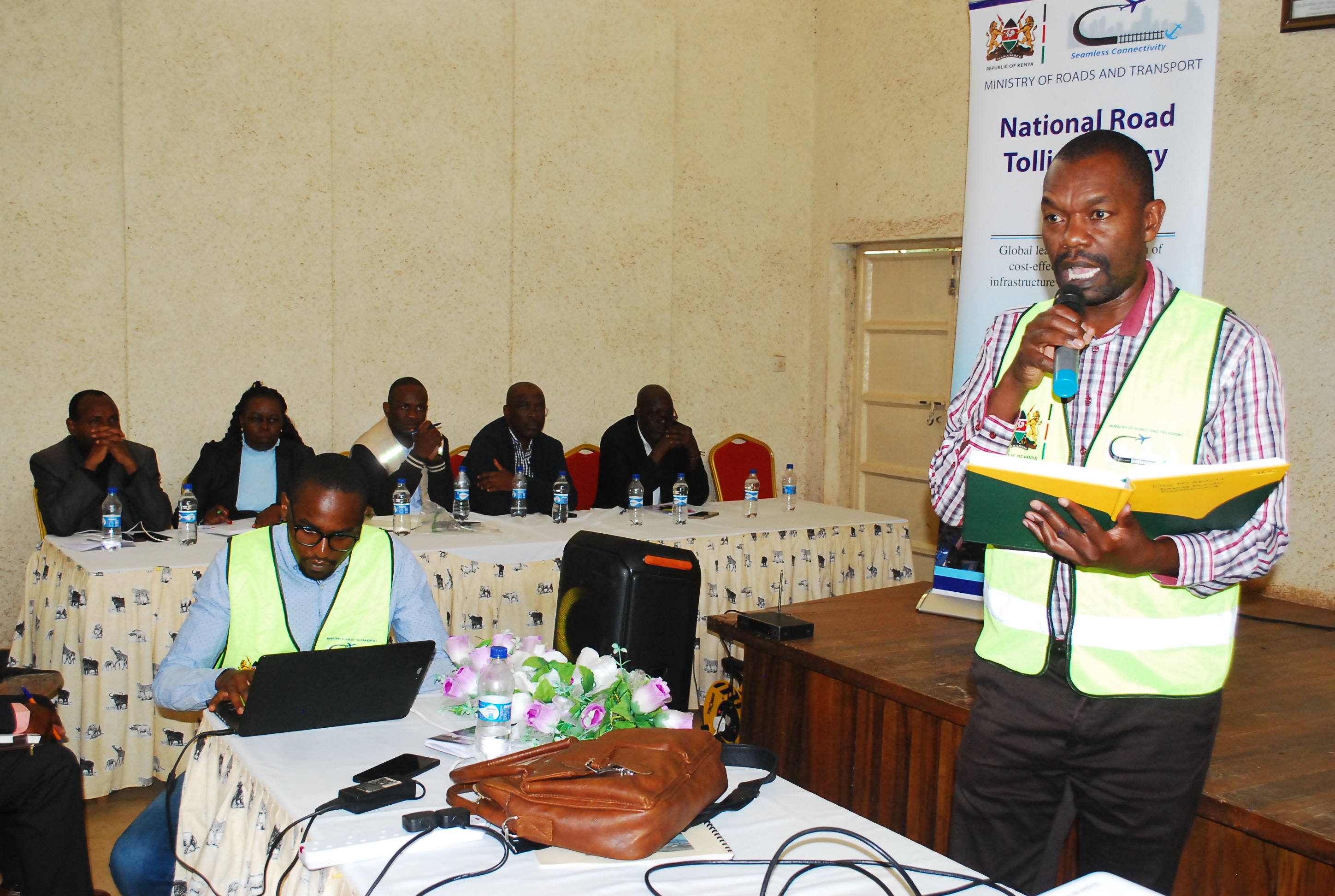 Deputy Director and Technical Working Group Team Leader on National Tolling Policy Eng. Kennedy Nyabuto addressing participants in Kakamega during public participation on the Draft Bill on Road Trolling Policy.