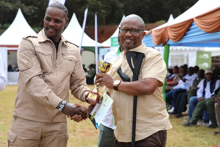 limate Change PS, Dr. Festus Ngeno, awarding a conservationist for outstanding performance in Wetlands protection. 