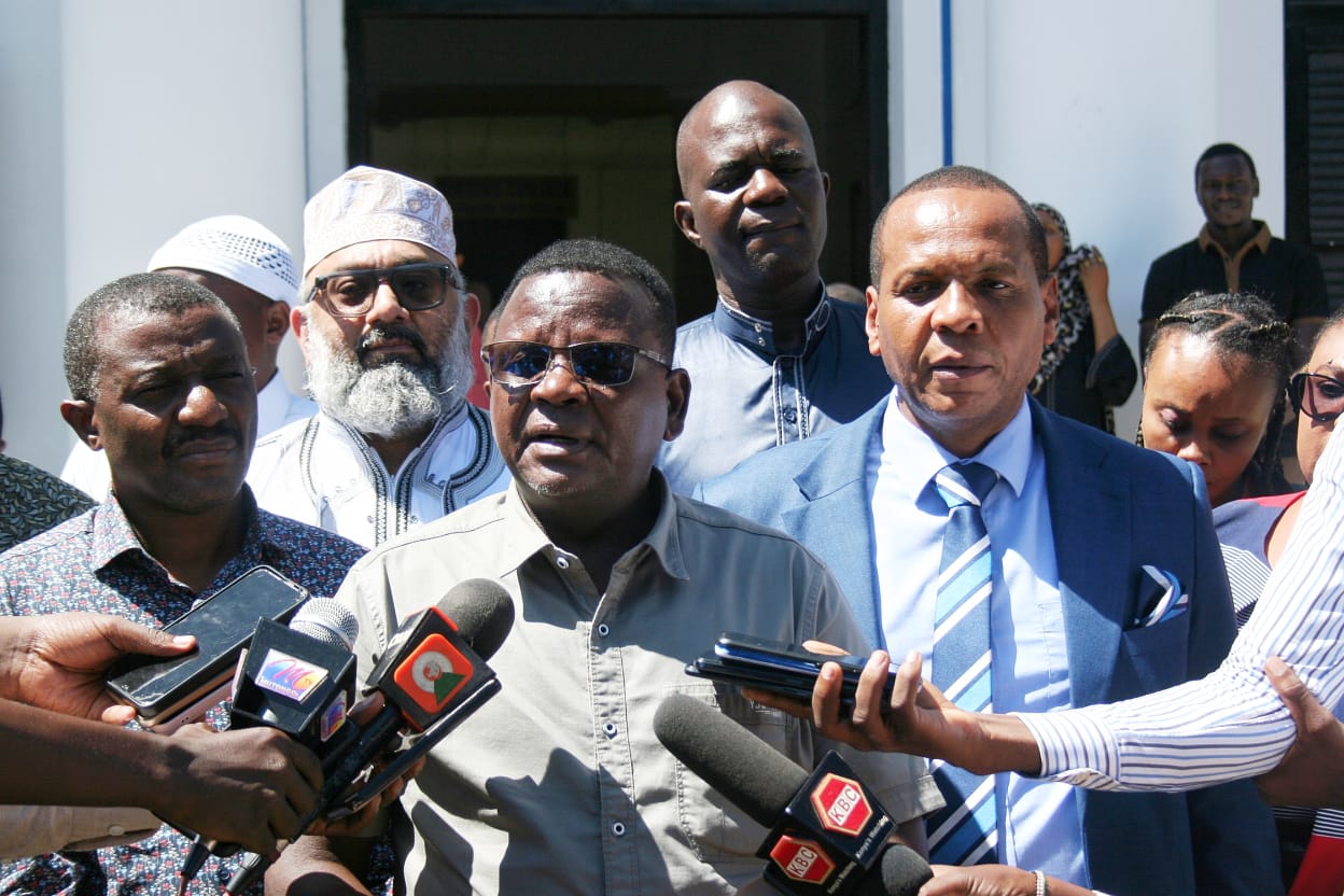 Senate Standing Committee on Delegated Legislation Chair, Senator Mwenda Gataya, (C) speaking outside the Mombasa County Assembly, flanked by Makueni Senator Dan Maazo (L), and the vice chair, Senator Danson Mungatana (R).Photo/Reagan Sitati
