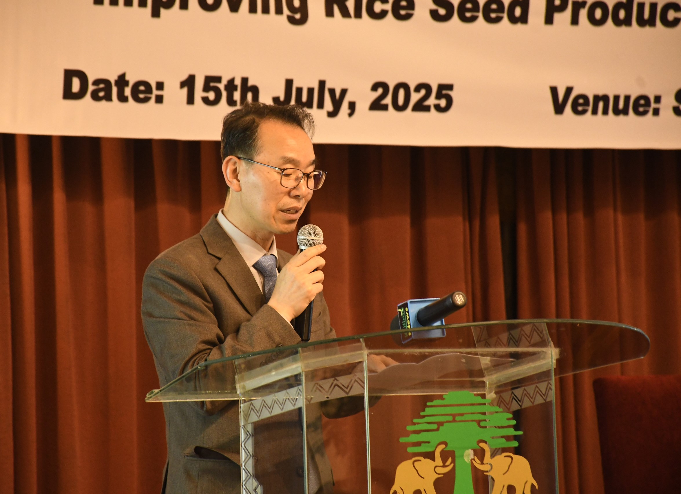 Hyung-Shik Kang, The Korean Ambassador to Kenya, speaking during the Rice symposium