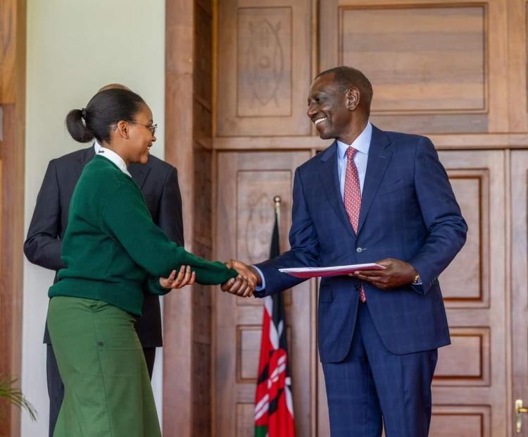 President William Ruto (right) honors one of the over 2,000 young people from across the country who have completed the Gold Level during the President’s Award-Kenya ceremony in State House, Nairobi.