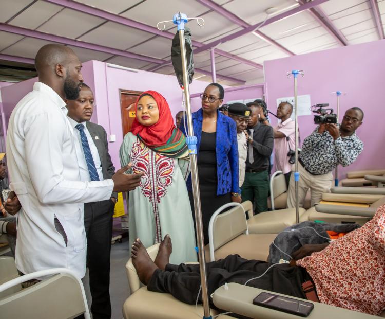  Mwanaisha Chidzuga accompanied by CEO Makueni County Referral Hospital Martha Munyao (with spectacles) visiting patients at the Cancer Unit.