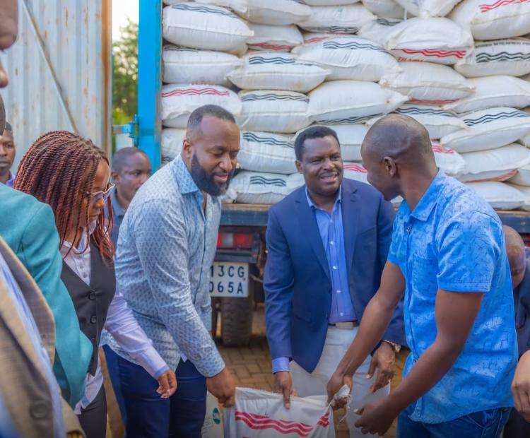 Mining, Blue Economy and Maritime Affairs Cabinet Secretary, Ali Hassan Joho and Tharaka Nithi Governor,  Muthomi Njuki, fish feeds to Tharaka Nithi County farmers, during the CS’s tour of the County.