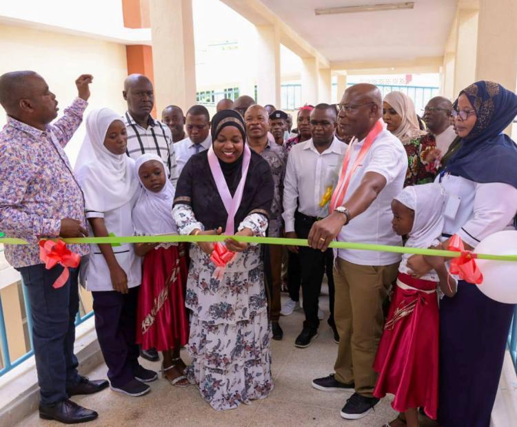 Kwale Governor Fatuma Achani cuts the ribbon during the commissioning of the newborn critical care units at the Msambweni referral hospital. 