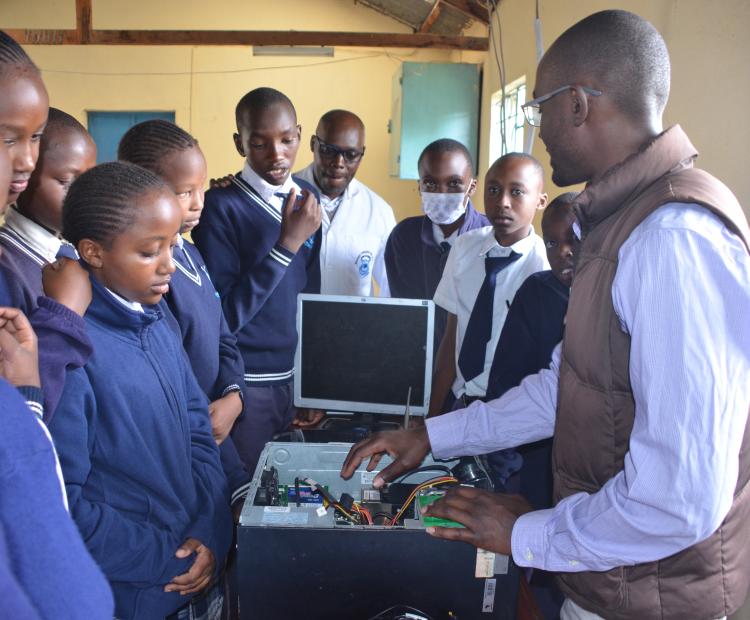 A trainer from the Centre for Mathematics, Science, and Technology Education in Africa (CEMASTEA) engages grade nine students from Kajiado Township Comprehensive School. PHOTO/ Rop Janet