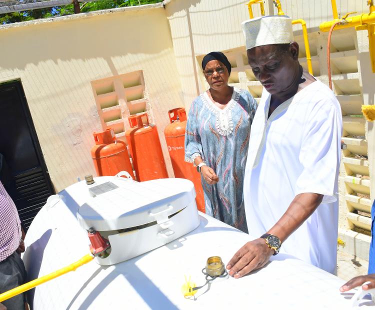 Principal Secretary (PS) State Department for Petroleum Mohamed Liban (Second R) during an inspection tour of the Liquefied Petroleum Gas (LPG) project at Bahari Girls' School, Kaloleni.   Photo/Andrew Hinga
