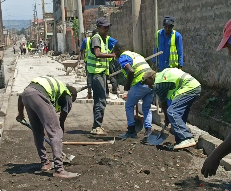A section of workers engaged in KISIP 2 project in Lakeview settlement in Nakuru. (Photo by Mary Ochieng)