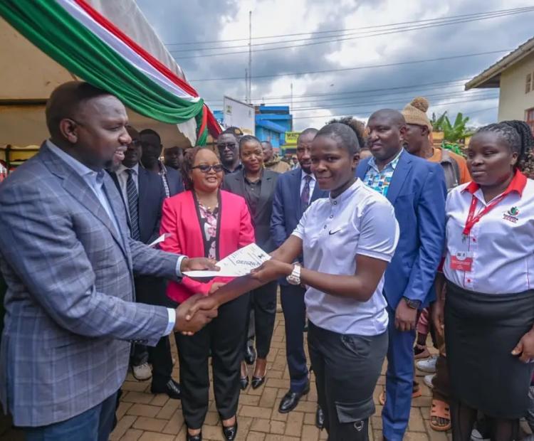 Interior CS Kipchumba Murkomen (in cap) hands over a modern carwash machine to members of Highway Jikuzee Carwash, Kerugoya, alongside Governor Anne Waiguru.