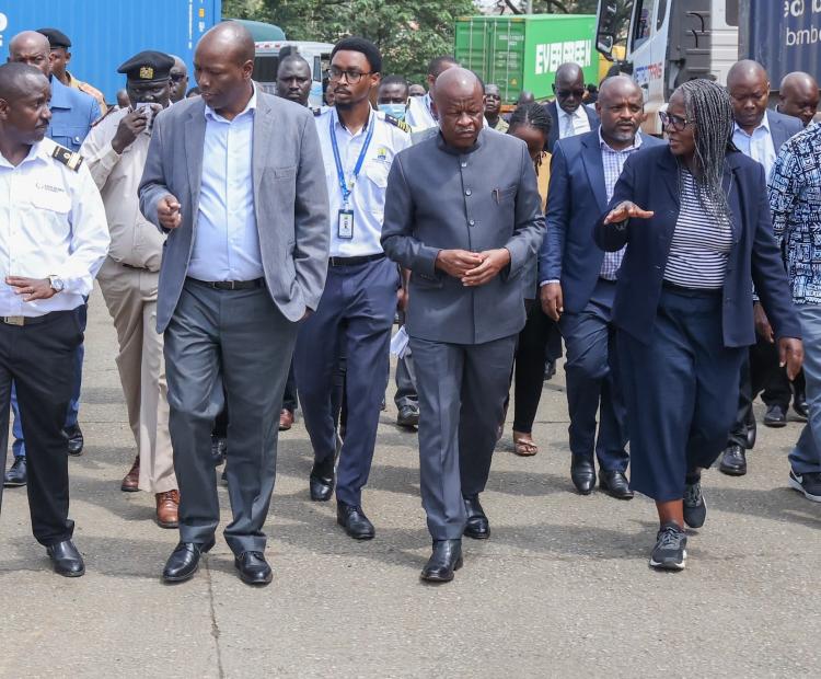 Trade Ministers Lee Kinyanjui (Kenya) and his Ugandan counterpart, Gen. Wilson Mbasu inspecting the operations at Malaba and Busia OSBPs.