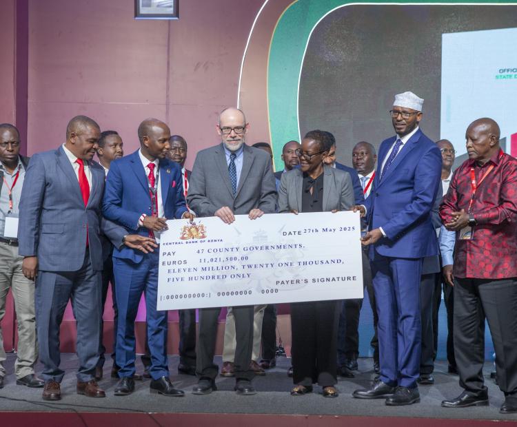 KDSP II Program Coordinator Dr. Samuel Nyaga , PS SDD Michael Loikenu Lenasalon , Manuel Vargas, Practice Manager, Institutions Global Practice, East Africa Region(middle) , Anne Bakilana, Manager Operations, Kenya, Rwanda , Somalia and Uganda, H.E FCPA Ahmed Abdullahi, EGH · Chairperson Council of Governors and Nyeri Governor H.E Mutahi Kahiga during the ceremonial cheque handover at the official launch of the KDSP II program in Enashipai Lodge, Naivasha.