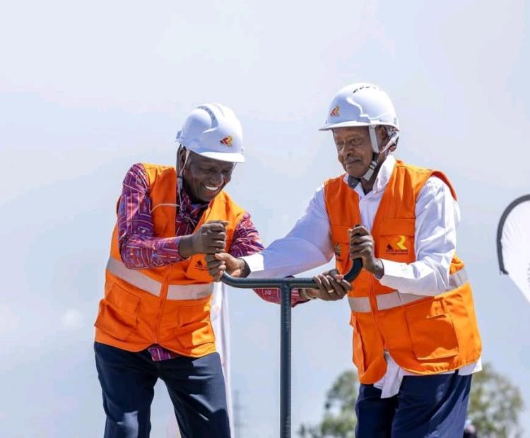 President Dr. William Ruto (left) and his Uganda counterpart General Yoweri Museveni during the launch of the Kisumu-Malaba Standard Gauge Railway at Kibos in Kisumu County. Photo/Chris Mahandara