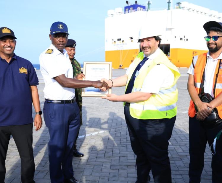 Kenya Ports Authority (KPA) Managing Director Capt. William Ruto (M) presenting a certificate of first call to captain Aiello Salvatore of MV Grand Florida Parlemo