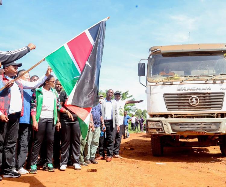 Sports Principal Secretary Elijah Mwangi together with other leaders flagging off the start of the construction of Gakoigo modern stadium at Samar, Maragua constituency. PHOTO: BERNARD MUNYAO