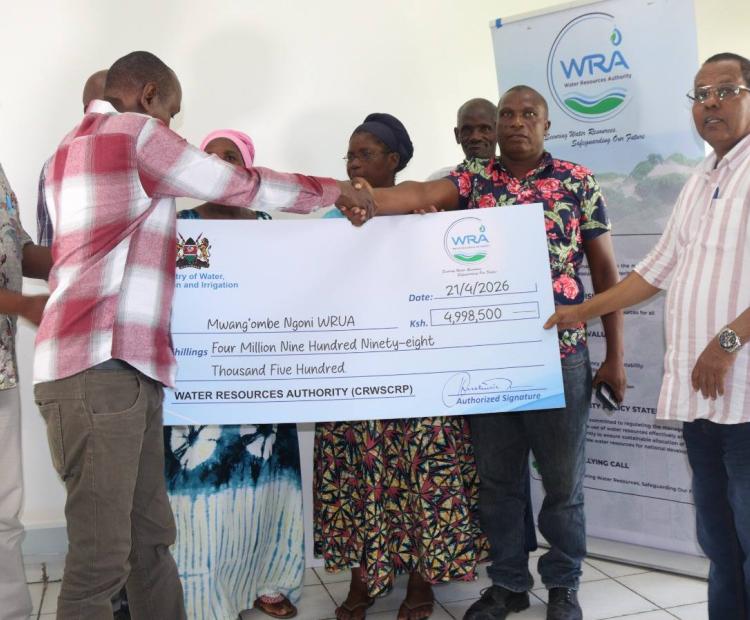 Donald Murgor, Board Chairman of WRA and Mohamed Shurie CEO of the agency, presenting KES 49.9 million to 10 WRUAs in the Mwache Catchment to support Watershed Management activities. A total of KES 4.9 million was disbursed to each WRUA.