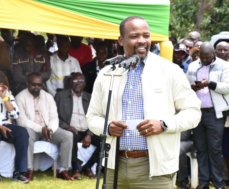 Principal Secretary for Lands and Physical Planning Nixon Korir addresses Chelimo residents 