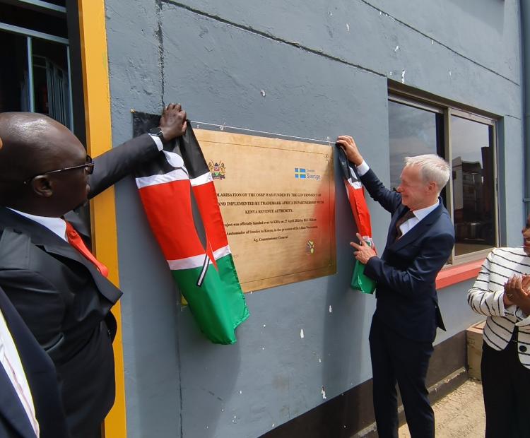 Sweden’s Ambassador to Kenya, Håkan Åkesson, (middle) joins officials in unveiling a plaque during the launch of a solar power system at the Malaba one-Stop Border post, an initiative aimed at enhancing sustainable energy use and crossborder trade efficiency.