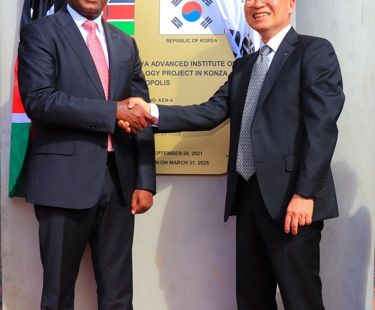 Prof. Emmanuel Mutisya Chair of KAIST council together with Seo Hwang, Vice President Korea Eximbank at Konza Technopolis during the celebration of KAIST University charter award. Photo by Anne Kangero. 
