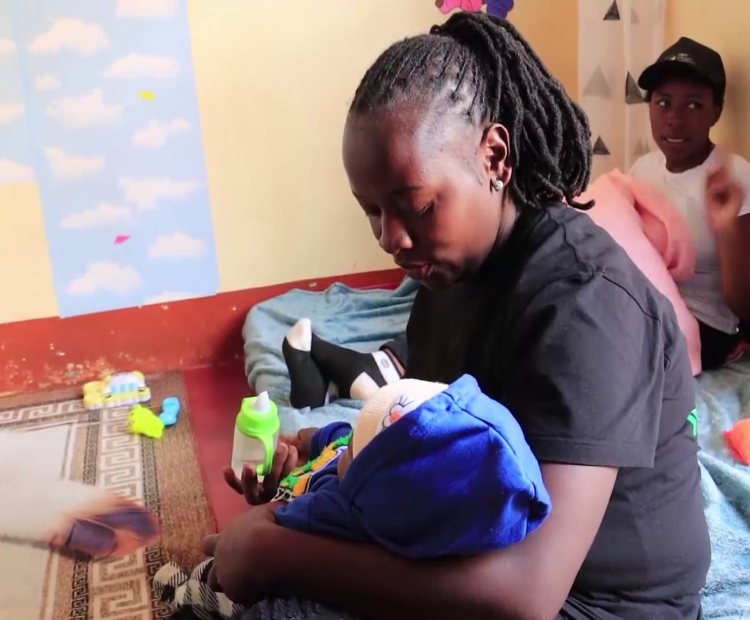 Nancy Gakii, a caregiver at the 360 Climate Institute’s “Cha Mama” Daycare Baby Crèche in Mathioya, Murang’a County, looks after one of the children as young mothers attend vocational training classes. The initiative enables beneficiaries to balance motherhood with education and skills development.